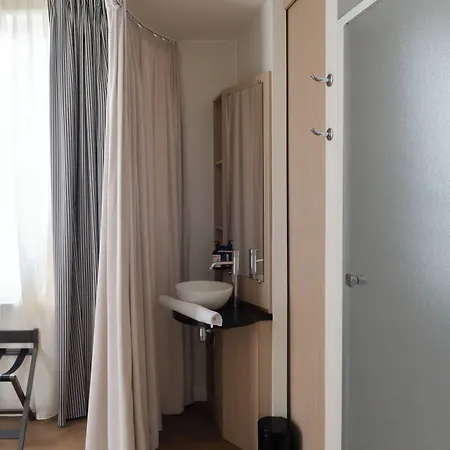 Ξενοδοχείο Marnie House 3*